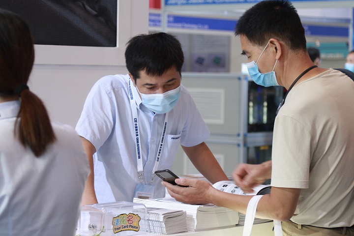 百奧員工與客戶交流