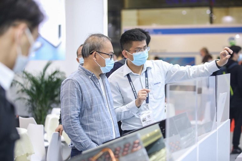 百奧工作人員與客戶講解兩器 百奧工作人員與客戶講解兩器